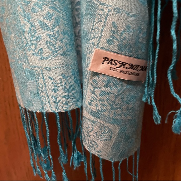 NEW in Package Large Pashmina Scarf Beautiful blue Fringed - Picture 3 of 6
